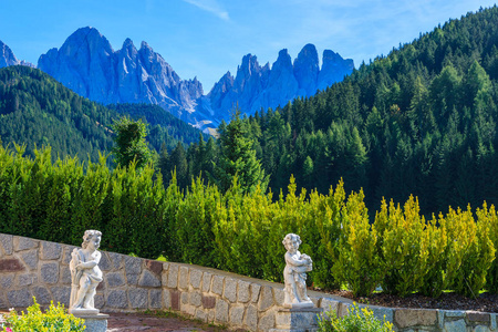意大利白云岩富内斯山谷的一座房子的花园雕塑