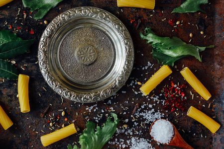 意大利 tortiglioni 面食, 金属板和香料表的顶部视图