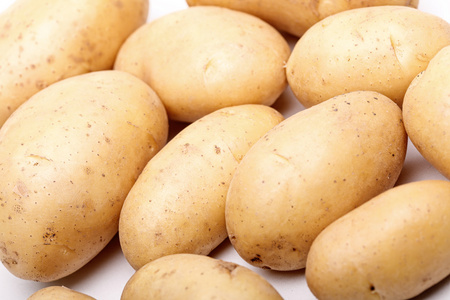 马铃薯，土豆 potato的名词复数  小人物