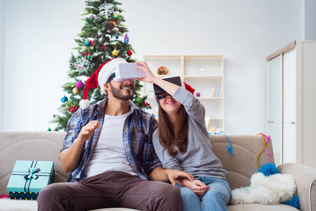 幸福的家庭，在圣诞节期间使用虚拟现实 Vr 眼镜