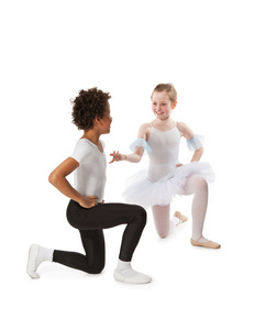 不同种族的孩子一起跳舞