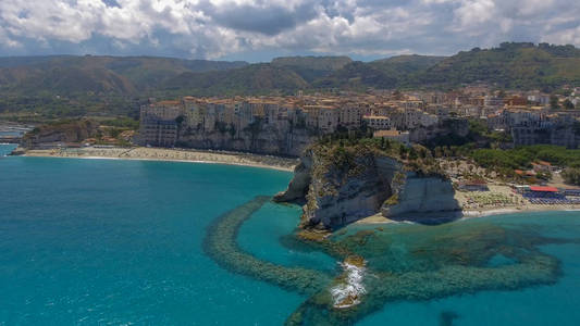 Tropea 海岸和海滩全景鸟瞰图, 卡拉布里亚意大利