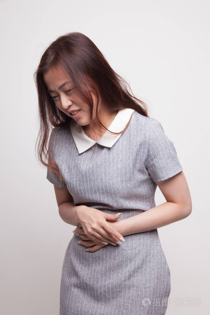 年轻的亚裔女子胃疼