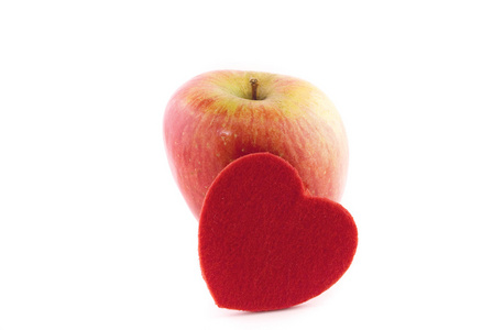 把心脏隔离在白色上的苹果