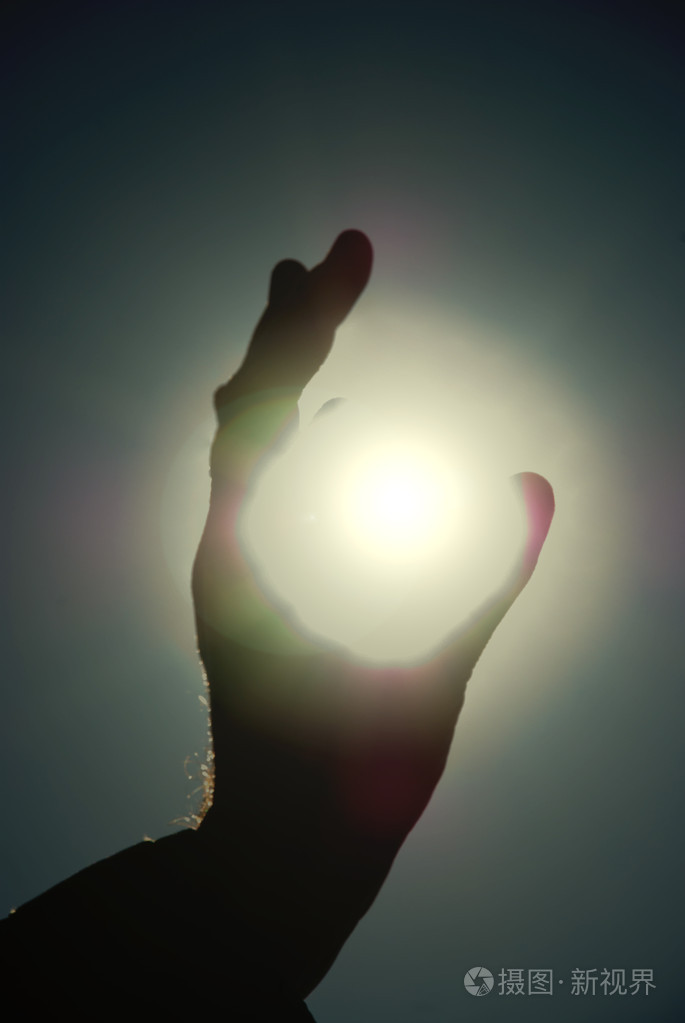 手里拿着太阳对着天空