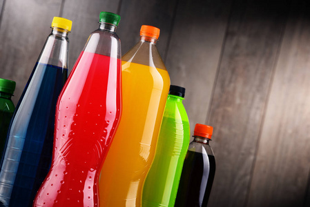 各种颜色的各式碳酸软饮料的塑料瓶照片