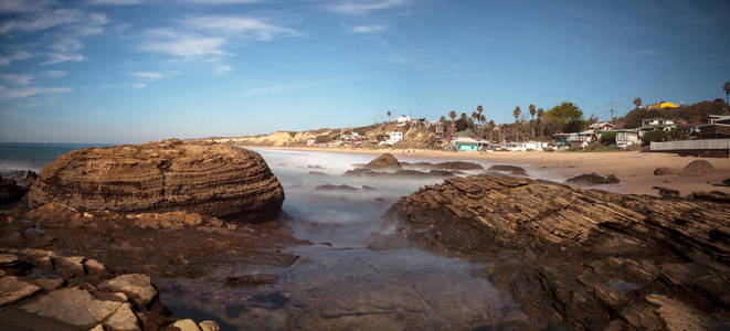 岩石海岸与海滩小屋衬里水晶海湾状态公园 b