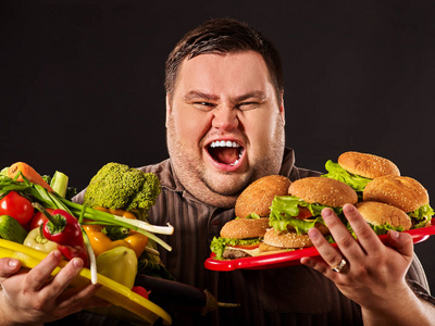 使脂肪饮食胖男人使之间健康和不健康的食物选择照片