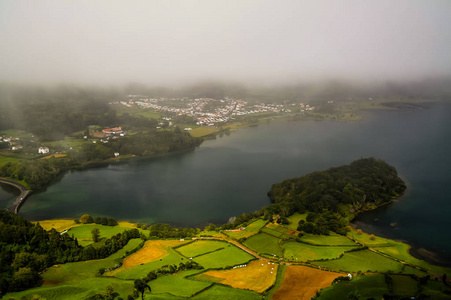 鸟瞰到 Azul 和佛得角湖泊在抛撒 Cidades，圣米格尔，亚速尔群岛，葡萄牙