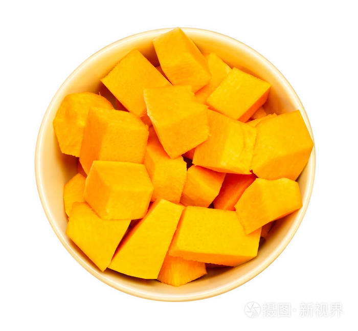 白色背景的圆板上的南瓜切片, 顶部视图