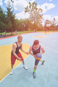 两个人在外面打篮球