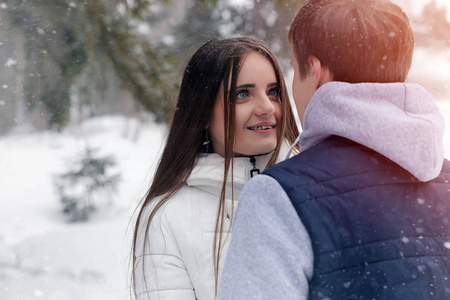 一对相爱的情侣在冬天散步。男人和女人在一个日期
