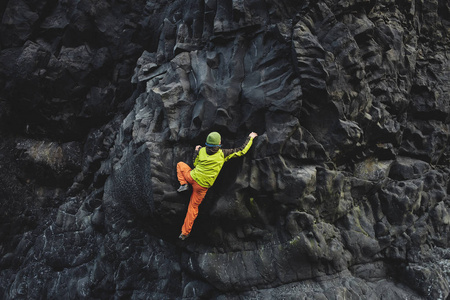 摇滚男登山者在悬崖上