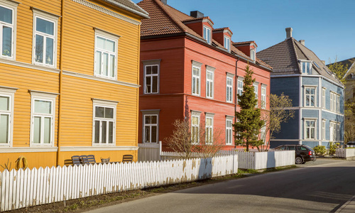 色彩缤纷的房子在挪威特隆赫姆老城