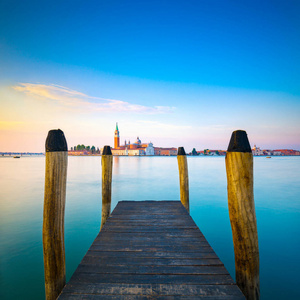 威尼斯泻湖，木码头或码头和电杆和 bac 的教堂