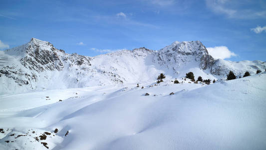 在阿尔卑斯山滑雪胜地的冬季雪山景观。