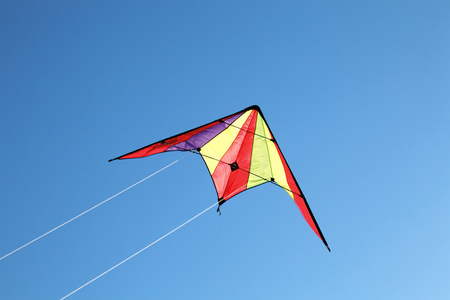 很好的风筝飞行对蓝蓝的天空的颜色