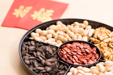 春节小吃传统中国新年小吃盒用红色口袋, 词意思运气照片