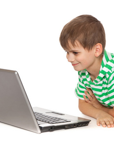 男孩抱着一台笔记本电脑