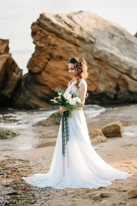 新娘与海岸海上婚礼花束图片