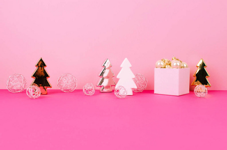 粉红色背景的圣诞树球图片