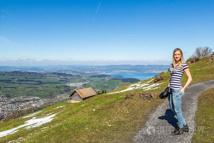 美丽的自然风景在山在瑞士.美丽的女孩在山中徒步旅行