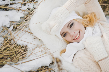躺在白雪覆盖的干草9161的女孩的画像