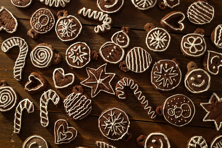 传统自制的圣诞姜和巧克力曲奇, 配以白糖画