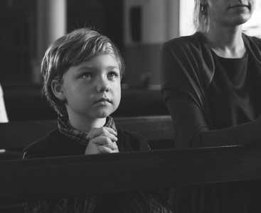 小男孩在教堂里祈祷, 原来是 photoset