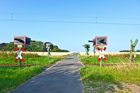 铁路道口的性质孩子们乘火车旅行.与儿童的铁路旅行德国海德堡.