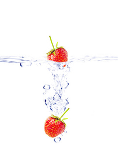 一个背景后草莓是在水中形成的泡沫