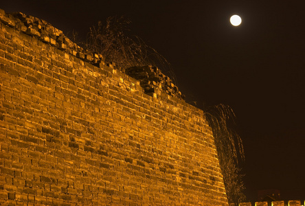 在晚上与古城墙公园月亮中国北京