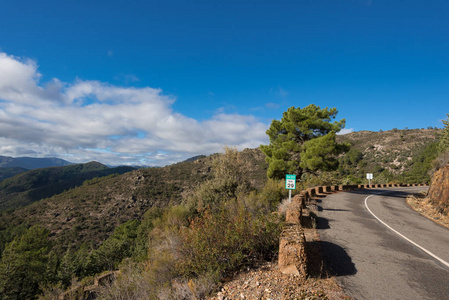 位于西班牙萨拉曼卡的 Batuecas 自然公园的山地景观道路