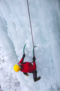 登山者爬上冰