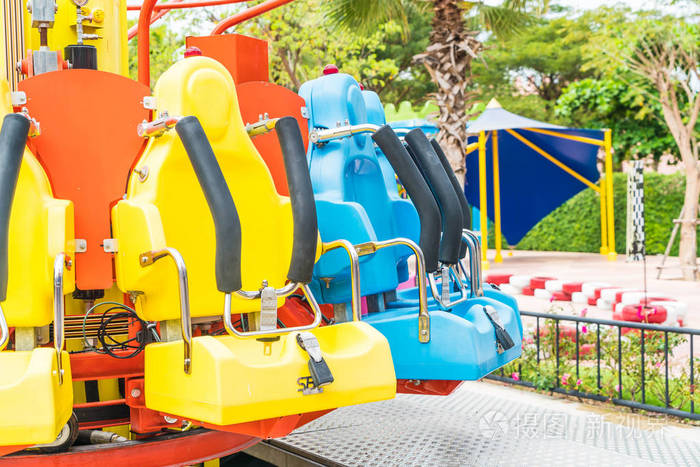 在游乐园的多彩过山车席位