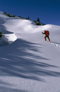 妇女与穿雪鞋上升 Hirzkar, Dachstein 区域, 施蒂里亚, 奥地利, 欧洲