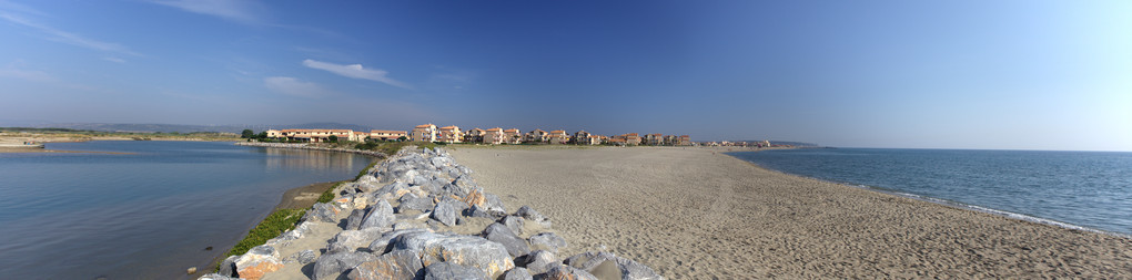 地中海海岸的全景视图