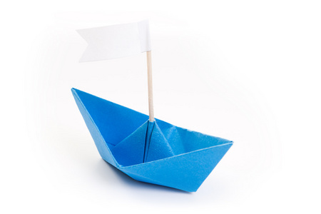 牛皮纸蓝色折纸船与船旗