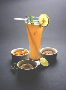 日航 Jeera 或日航Jeera, 或 jaljira, 是印度饮料配制的混合孜然粉水和服务冷
