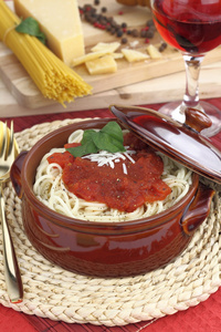 意大利面条意面番茄沙司 奶酪和煲罗勒