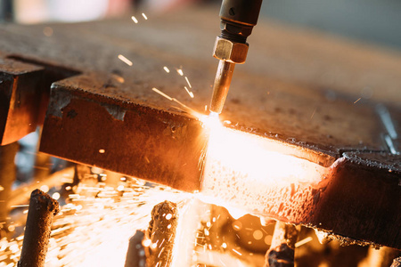 工厂供氧氧焊枪切割钢板照片