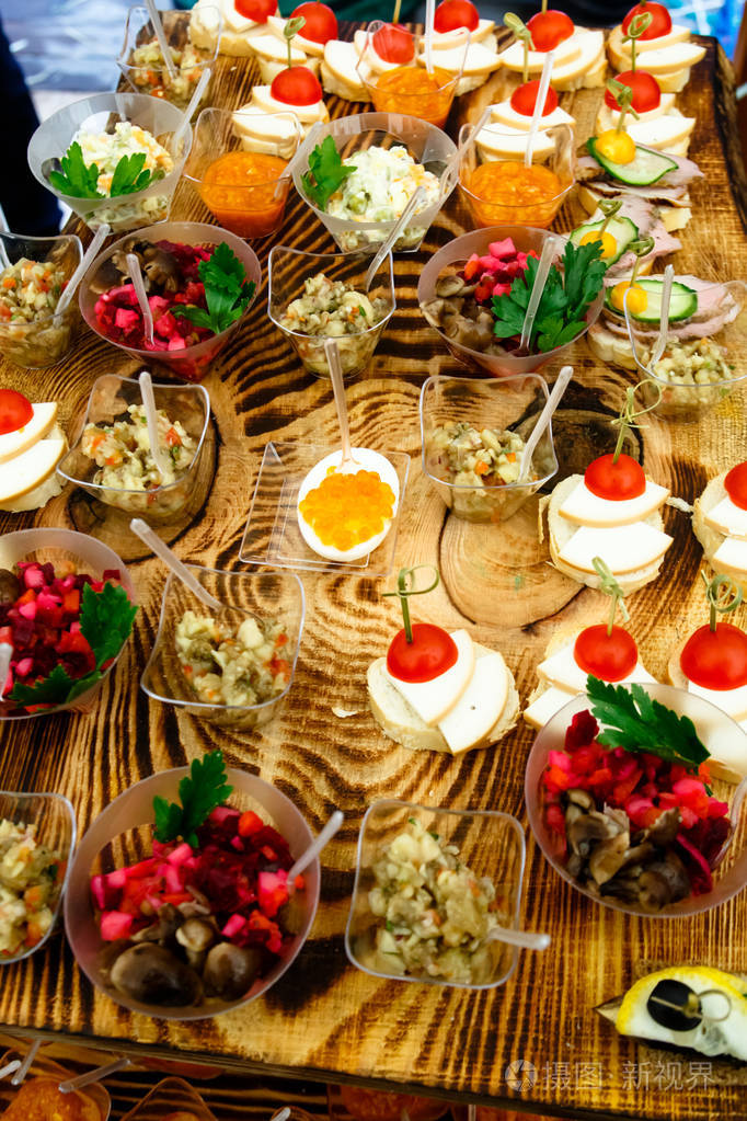 传统的俄罗斯冷小吃三明治和泡菜