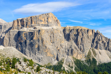 意大利帕苏丰杜 sassolungo 附近的白云石山脉的岩石峰观照片