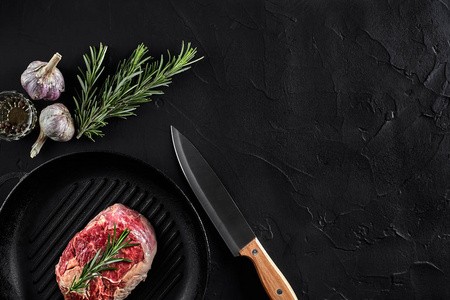 新鲜生肉牛柳和大理石牛排烧烤锅和油炸板调味, 黑色背景顶部视图