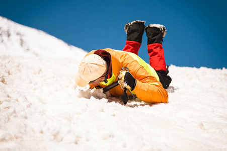 学习如何正确地躲避在斜坡或用冰斧冰川