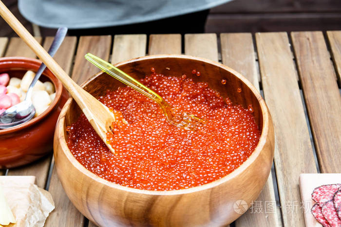 大碗里的红鲑鱼鱼子酱