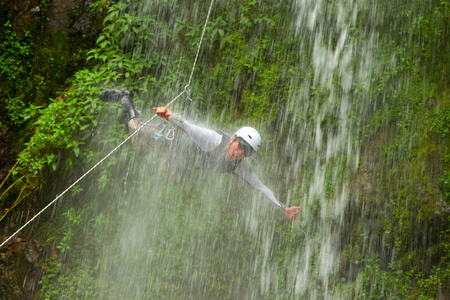 峡谷导游跳进瀑布图片