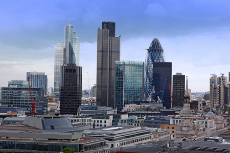 在伦敦著名的地方著名经典红色伦敦和英国邮局在大街上照片