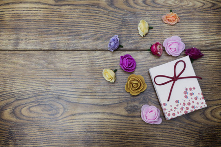 爱日概念。礼品盒与小组玫瑰在木桌上。具有复制空间的顶部视图