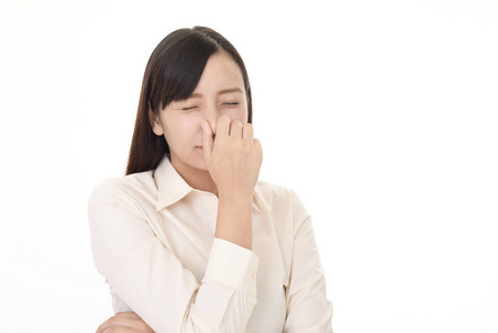 女人捏她的鼻子照片